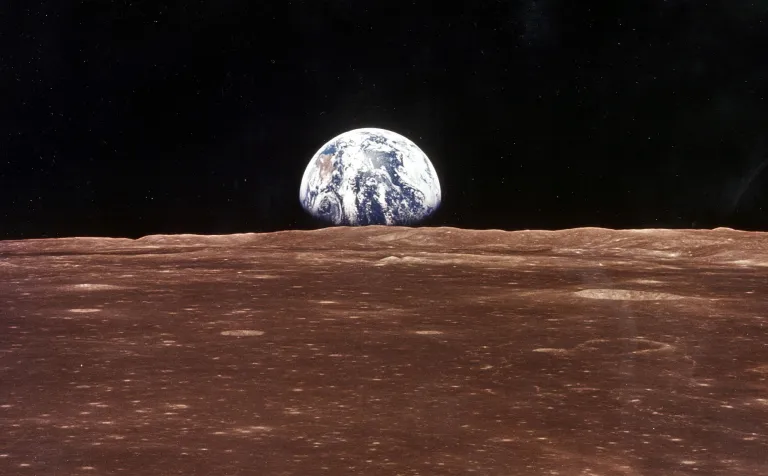 Moon “Eating” Earth’s Atmosphere: New Study Reveals Billions of Years of Molecular Exchange