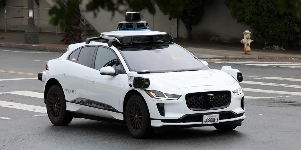 Waymo vs. Uber: The Robotaxi Price Gap Narrowing in 2026