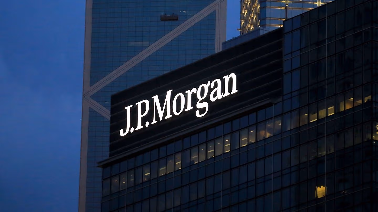 JPMorgan to hire more AI specialists, less bankers