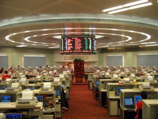 Hong Kong gold exchange link aims to boost yuan trade